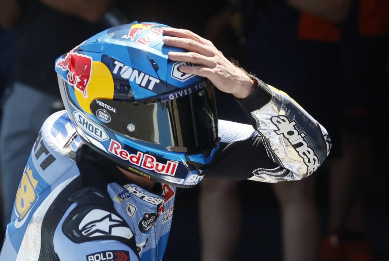 El piloto español Álex Márquez celebra su victoria en la carrera de MotoGP del Gran Premio de España MotoGP 2025 en el circuito 'Ángel Nieto' de Jerez de la Frontera. EFE/José Manuel Vidal