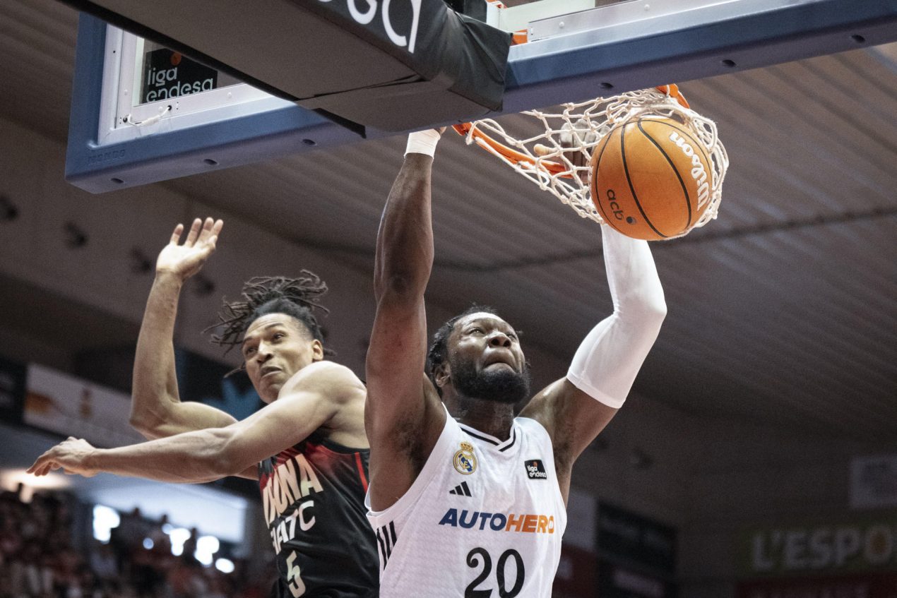 Bruno Fernando, del Real Madrid, anota dos puntos ante Yves Pons, del Basquet Girona, durante el partido de Liga Endesa que ambos equipos disputaron en el Pabellón de Fontajau de Girona. EFE/David Borrat