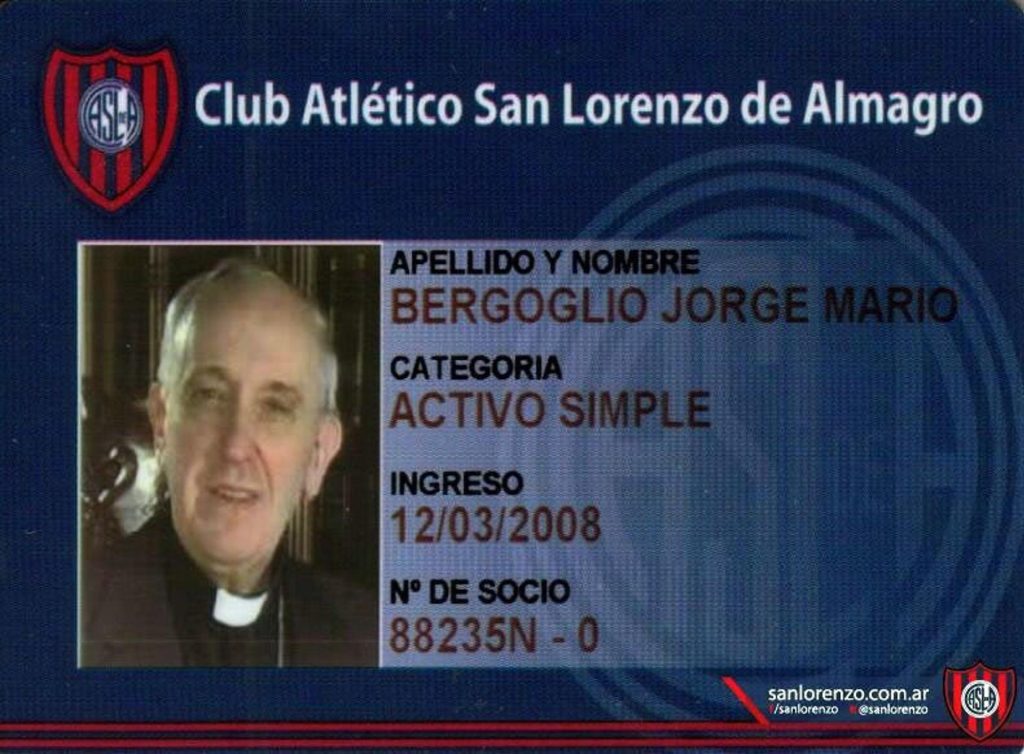 Fotografía del 13 de marzo de 2013, cuando el club de fútbol argentino San Lorenzo de Almagro mostró a través de su espacio en Twitter el carnet de socio de Jorge Mario Bergoglio, tras ser elegido papa y adoptar el nombre de Frrancisco. EFE/* *SOLO USO EDITORIAL*