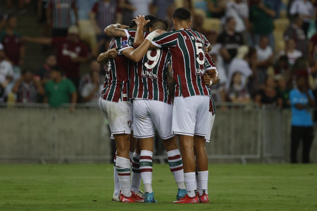 - Jugadores de Fluminense marcan un gol este jueves, en un partido de la fase de grupos de la Copa Sudamericana. EFE/ Antonio Lacerda