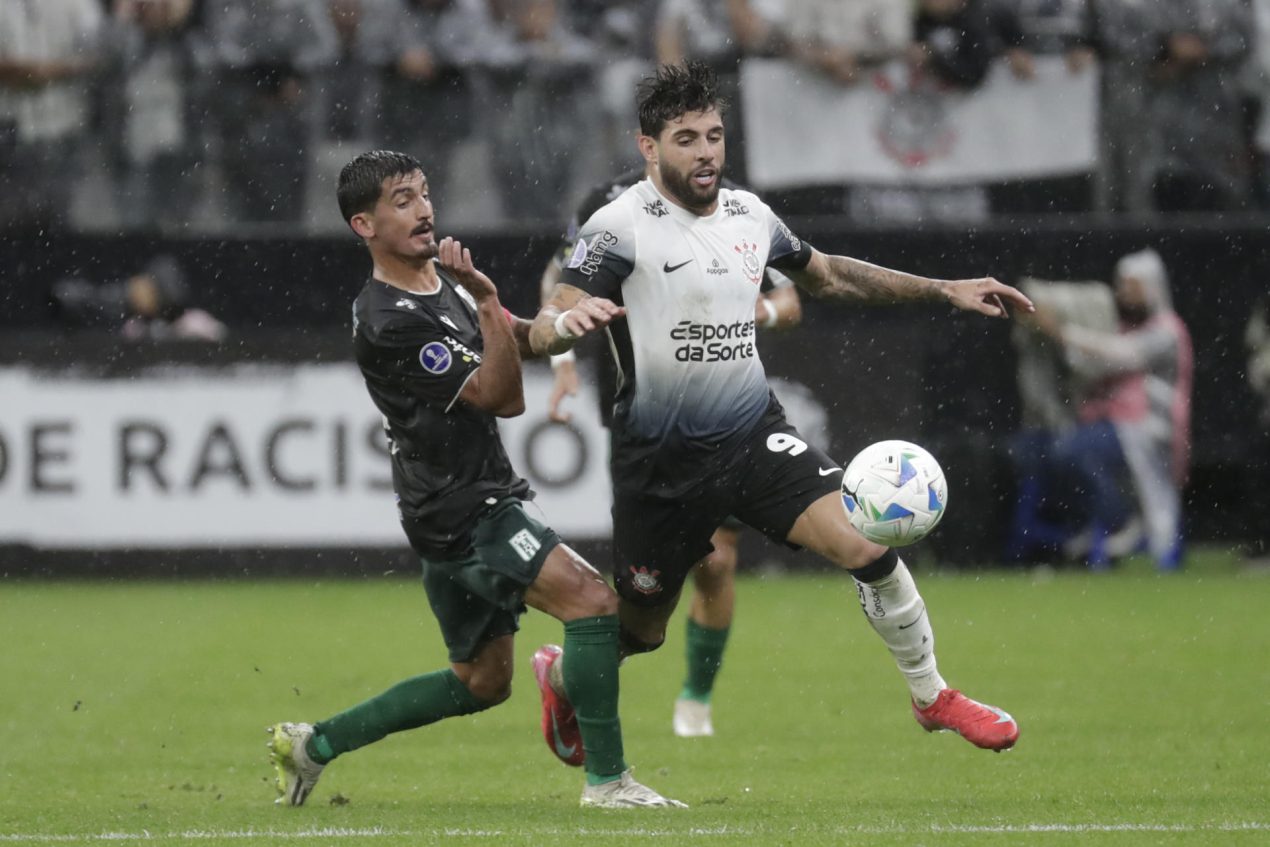 Yuri Monteiro (d) de Corinthians disputa el balón con Lucas Guzman de Racing en un partido de la fase de grupos de la Copa Sudamericana. EFE/ Sebastiao Moreira