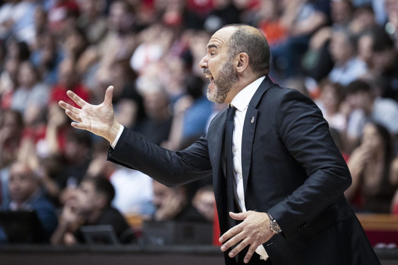 El entrenador del Real Madrid, Chus Mateo, durante el partido de Liga Endesa que disputaron ante el Basquet Girona en el Pabellón de Fontajau de Girona. EFE/David Borrat