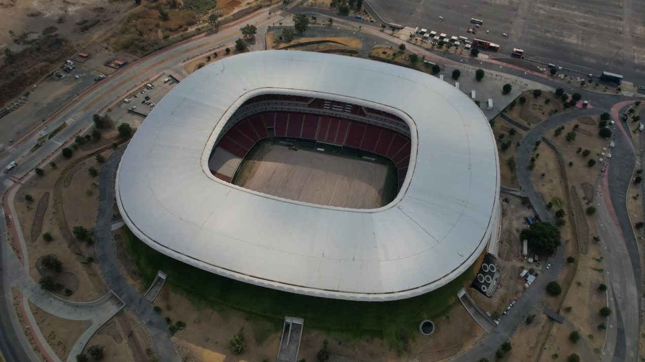 Fotografía de drone de los trabajos de remodelación de la cancha del Estadio Guadalajara, este viernes en la ciudad de Guadalajara, Jalisco (México). EFE/ Francisco Guasco