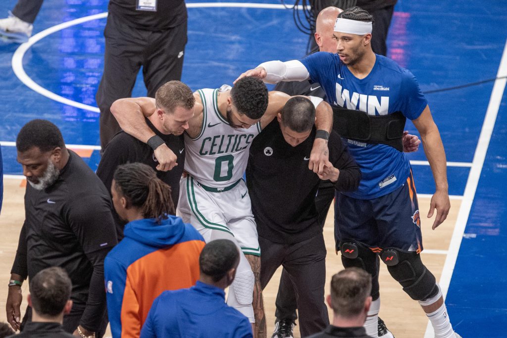 Jayson Tatum de(c) los Celtics sale de la cancha tras una lesión durante un partido de la NBA entre New York Knicks y Boston Celtics. EFE/ Ángel Colmenares
