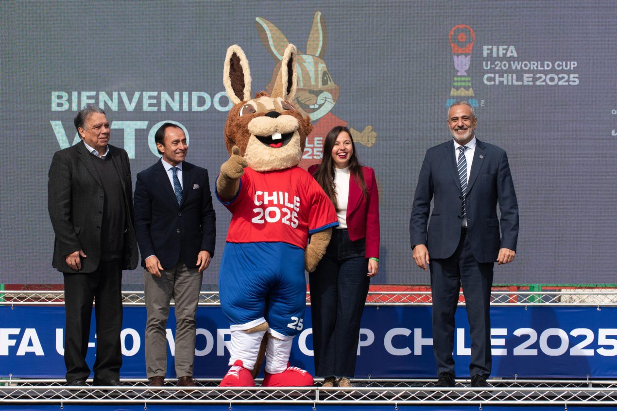 El exfutbolista chileno Elías Figueroa (i); el ministro de Deportes de Chile, Jaime Pizarro (2i); el presidente de la Asociación Nacional de Fútbol Profesional (ANFP), Pablo Milad (d); y la alcaldesa de Valparaíso, Camila Nieto (2d), fueron captados este viernes, 23 de mayo, al posar junto a la mascota oficial del mundial sub-20 de fútbol, Vito Vizcacha, en Valparaíso (Chile). EFE/Orlando Godoy