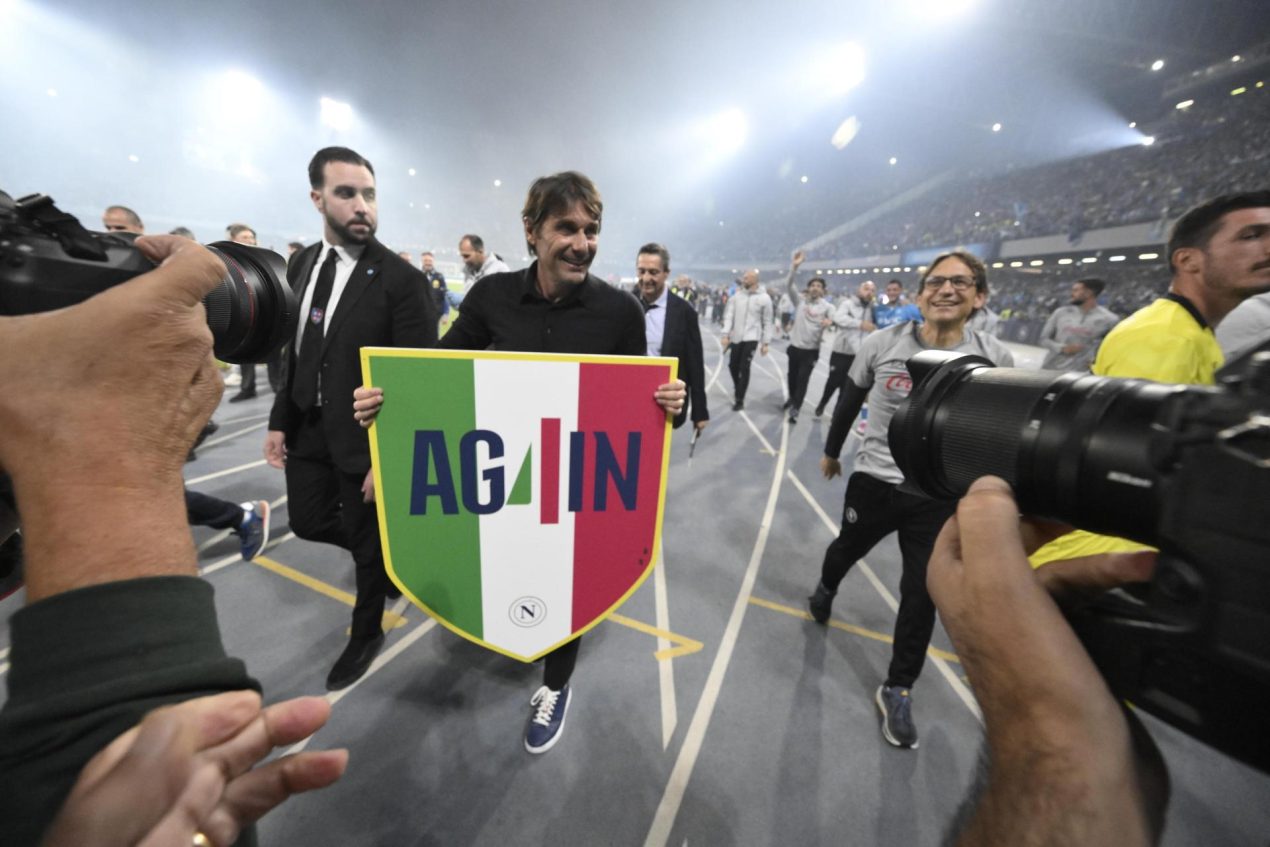 Antonio Conte, entrenador del Nápoles, celebra la victoria ante el Cagliari con un 'Scudetto' EFE/EPA/CIRO FUSCO