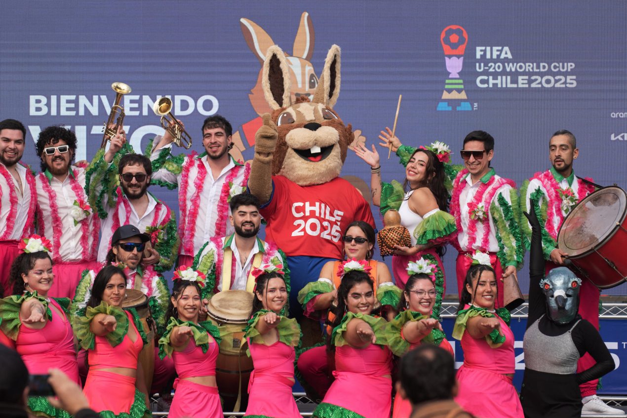 Vito Vizcacha, la mascota oficial del mundial sub-20 de fútbol, fue captado este viernes, 23 de mayo, en medio de los integrantes de una comparsa que hizo parte de su presentación, en Valparaíso (Chile). EFE/Orlando Godoy