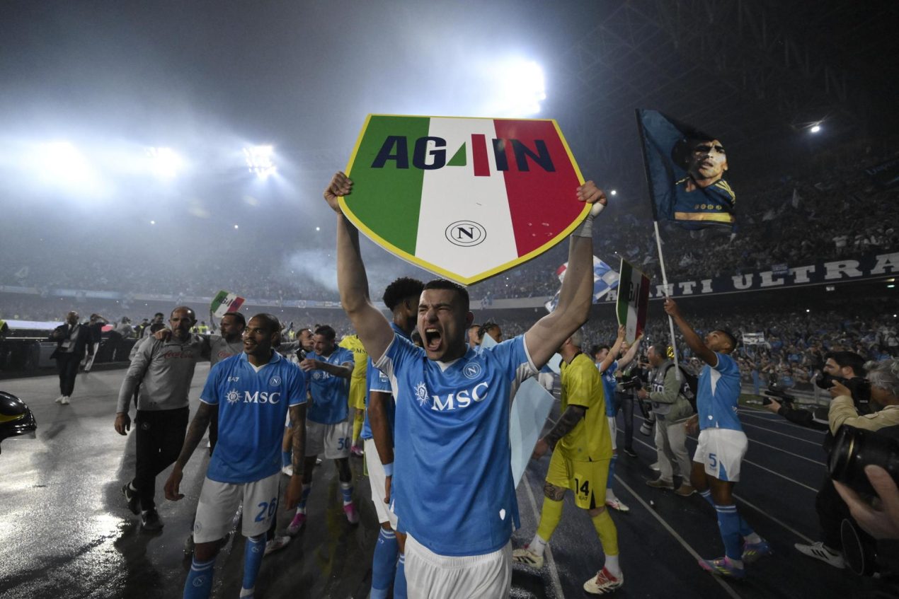 Los jugadores del Nápoles celebran el título de la liga italiana logrado este viernes. EFE/EPA/CIRO FUSCO