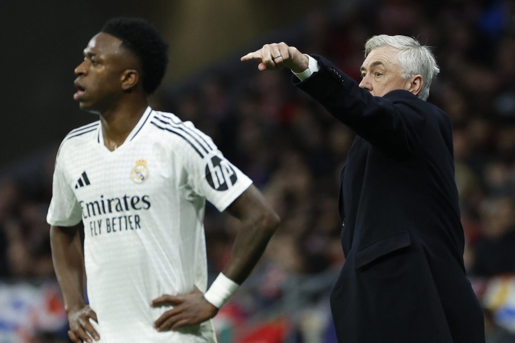 Fotografía de Juanjo Martín en la que puede verse al futbolista del Real Madrid Vinicius Jr (i) y a Carlo Ancelotti, técnico del Real Madrid (d), en una imagen de archivo de marzo de 2025. EFE
