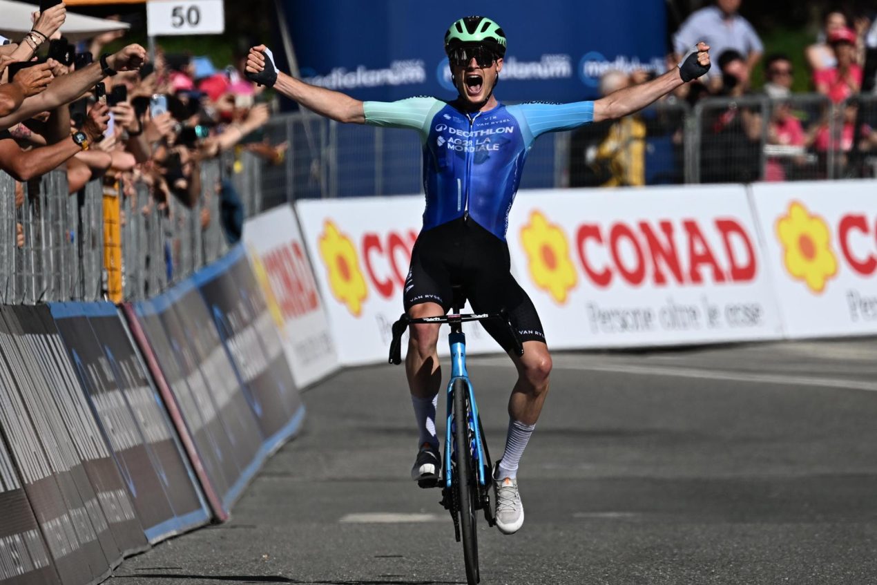 El francés Nicolas Prodhomme (Decathlon Ag2r La Mondiale) estrenó su palmarés en las 'grandes' con un triunfo en solitario en la decimonovena etapa del Giro de Italia, entre Biella y Champoluc, de 166 km, en la que el mexicano Isaac del Toro retuvo una 'maglia' rosa que defenderá en la jornada montañosa del sábado ante el ecuatoriano Richard Carapaz.EFE/EPA/LUCA ZENNARO
