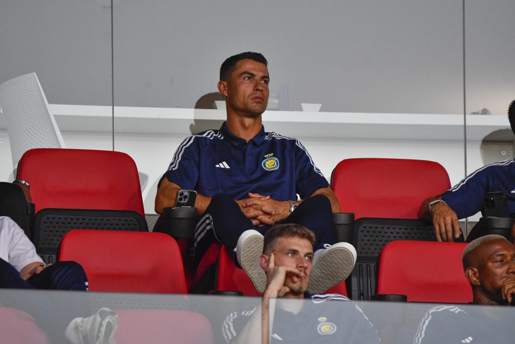 Foto de archivo de Carlos Barba en la que aparece el jugador del Al-Nassr Cristiano Ronaldo en el palco del estadio de los Juegos Mediterráneos de Almería para disputar el Memorial "Juan Rojas" frenta a la UD Almería. EFE
