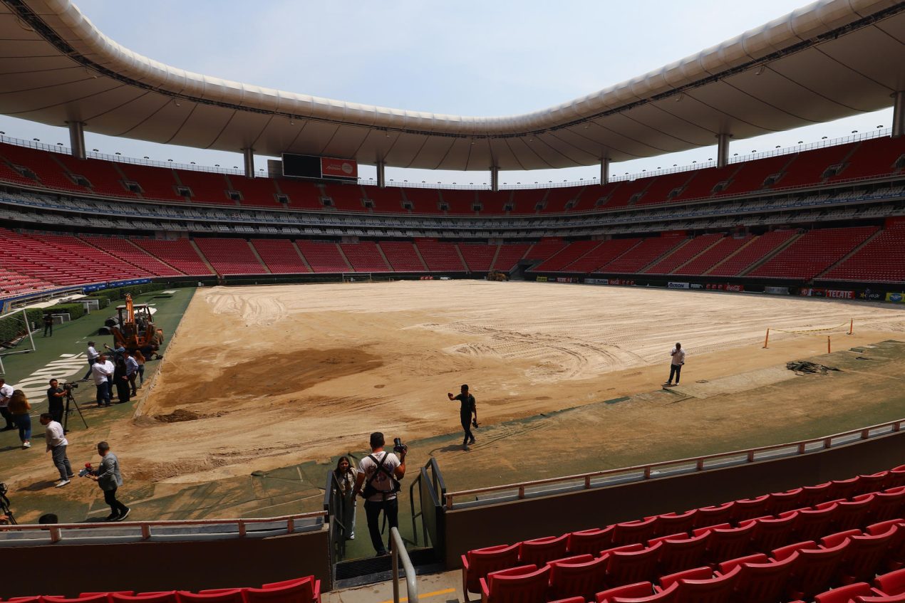 Vista general de los trabajos de remodelación de la cancha del Estadio Guadalajara, este viernes en la ciudad de Guadalajara, Jalisco (México). EFE/ Francisco Guasco