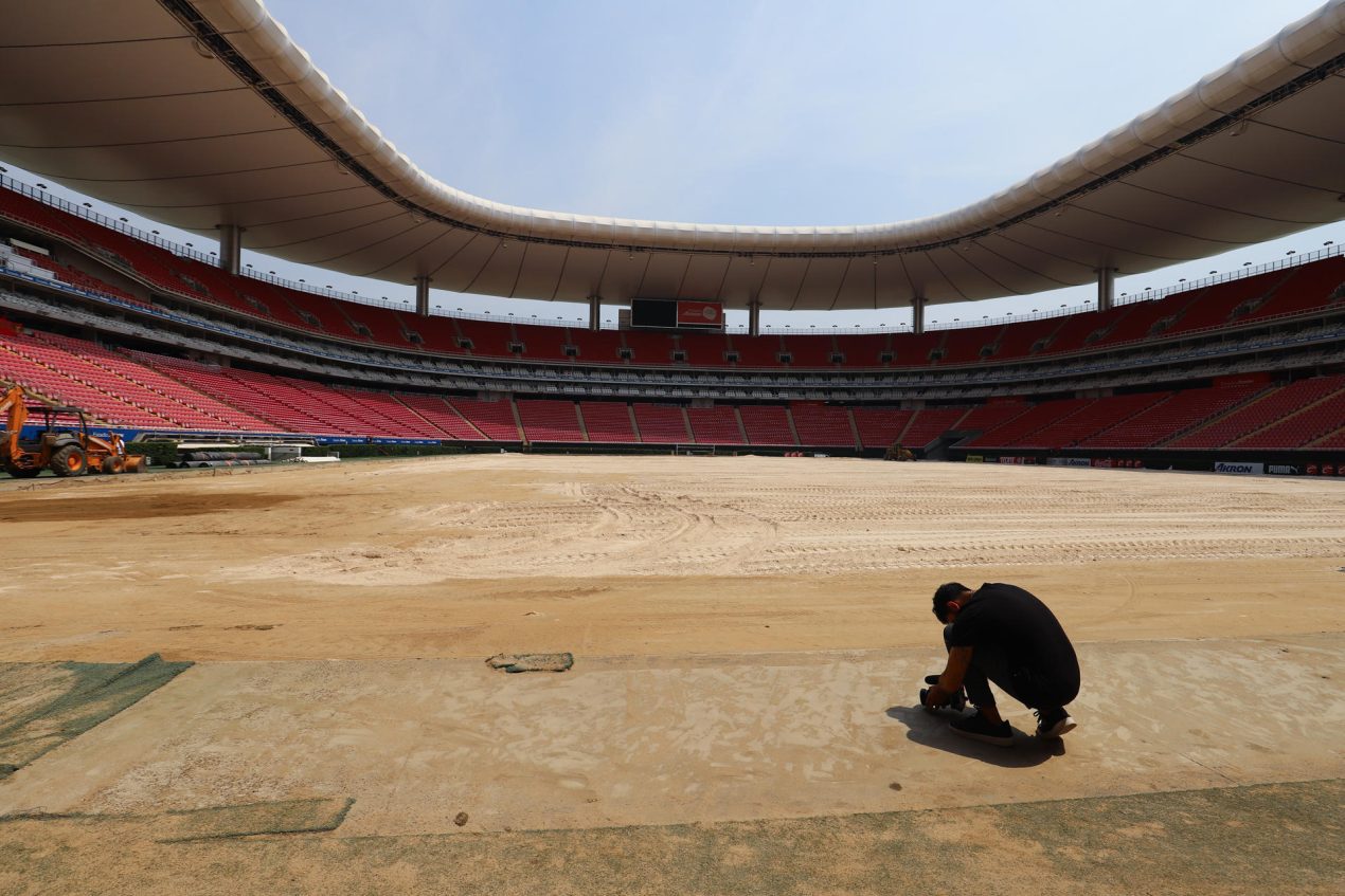 Vista general de los trabajos de remodelación de la cancha del Estadio Guadalajara, este viernes en la ciudad de Guadalajara, Jalisco (México). EFE/ Francisco Guasco