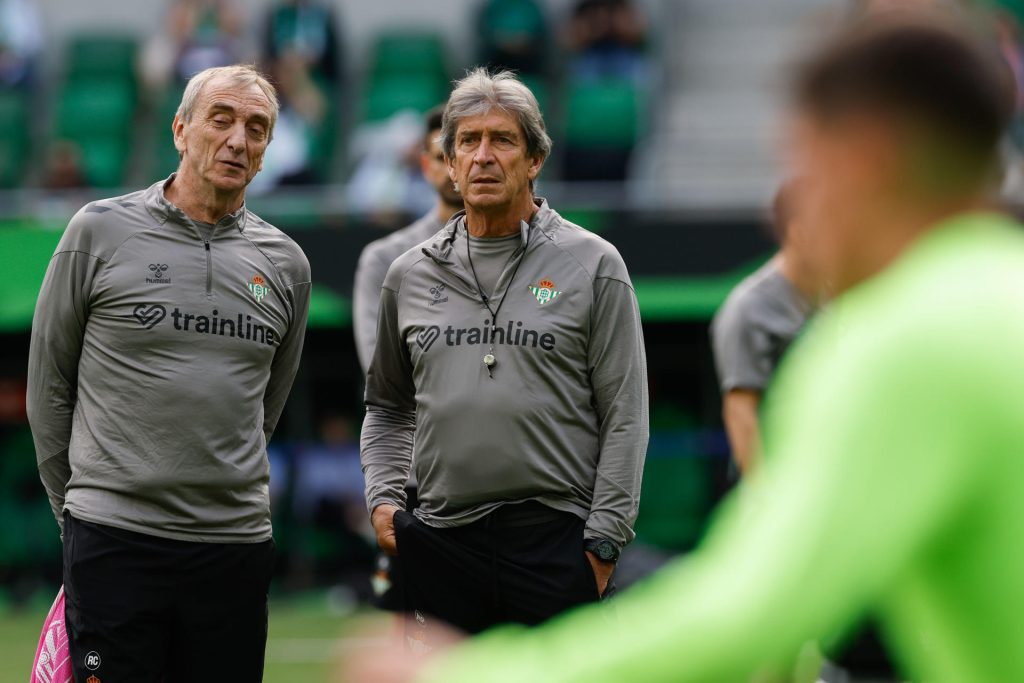 El entrenador del Betis, el chileno Manuel Pellegrini (c), durante el entrenamiento del Betis este martes en el Estadio Municipal de Breslavia, Polonia, en la víspera antes de medirse el miércoles al Chelsea inglés en la final de la Liga Conferencia.-EFE/ Julio Muñoz
