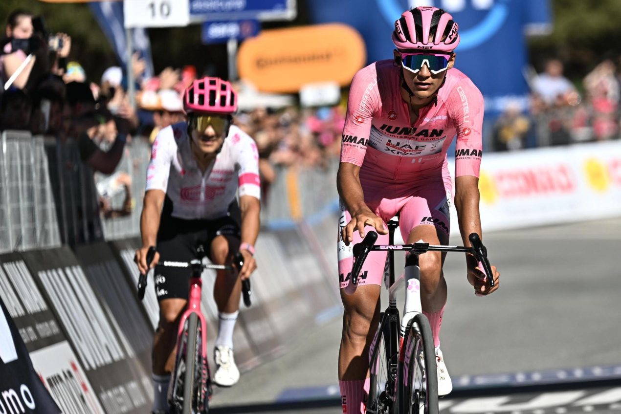 El corredor mexicano del UAE Team Emirates Isaac del Toro (D) a su llegada a la meta en segundo lugar durante la etapa de este viernes en el Giro de Italia, de 166 km entre Biella y Champoluc EFE/EPA/LUCA ZENNARO 
