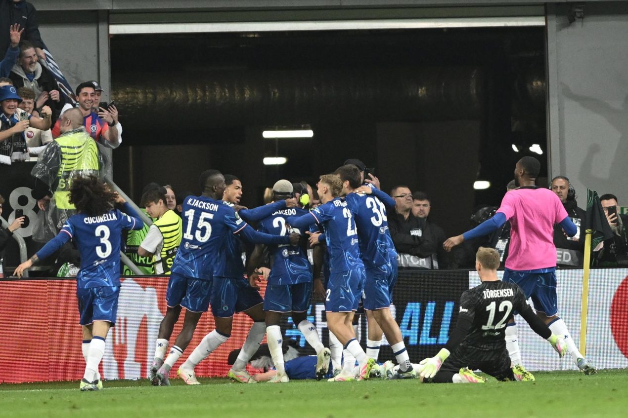 Los jugadores del Chelsea celebran un durante el encuentro correspondiente a la final de la Liga de Conferencia que disputan hoy miércoles Chelsea y Betis en el Tarczynski Arena de Breslávia EFE/EPA/Jakub Kaczmarczyk