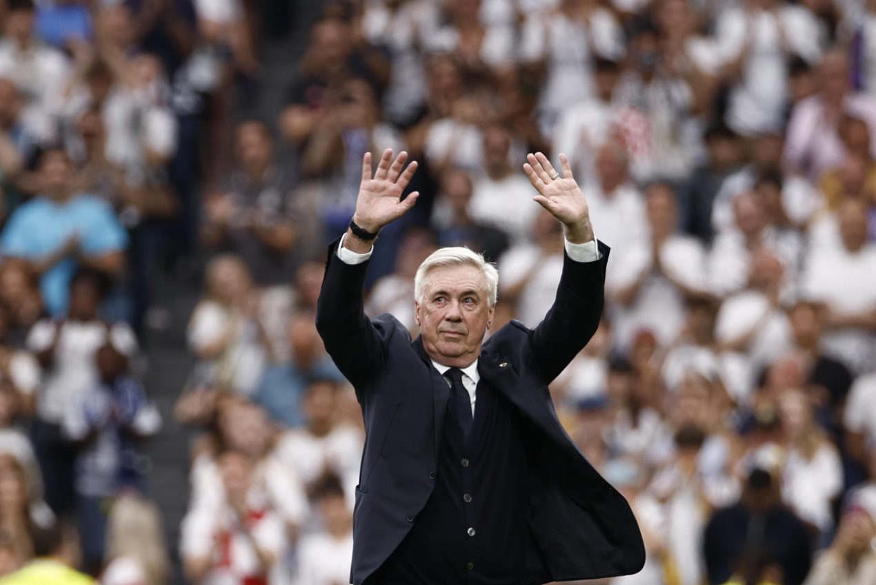 El entrenador del Real Madrid, Carlo Ancelotti, recibe una ovación tras su último partido con el equipo al término del partido de la jornada 38 de LaLiga EA Sports entre Real Madrid y Real Sociedad celebrado este sábado en el estadio Santiago Bernabéu de Madrid. EFE/ Daniel González