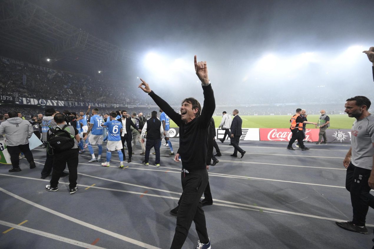 Antonio Conte, entrenador del Nápoles, celebra la victoria ante el Cagliari. EFE/EPA/CIRO FUSCO