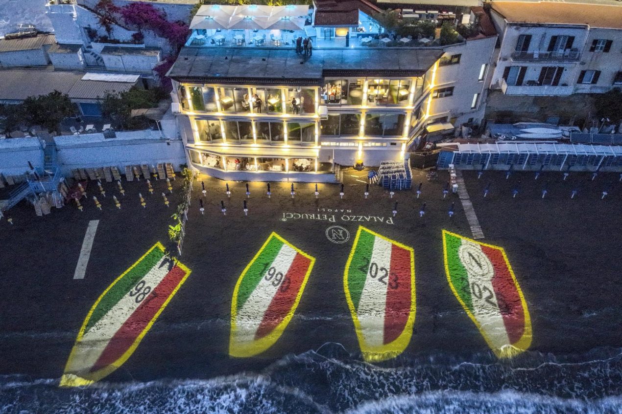 La ciudad de Nápoles, volcada con el equipo de la ciudad, explotó en cuanto el club conquistó el cuarto 'Scudetto' de su historia y se sumó en una gran fiesta que durará toda la noche. EFE/EPA/SARAH RICCA