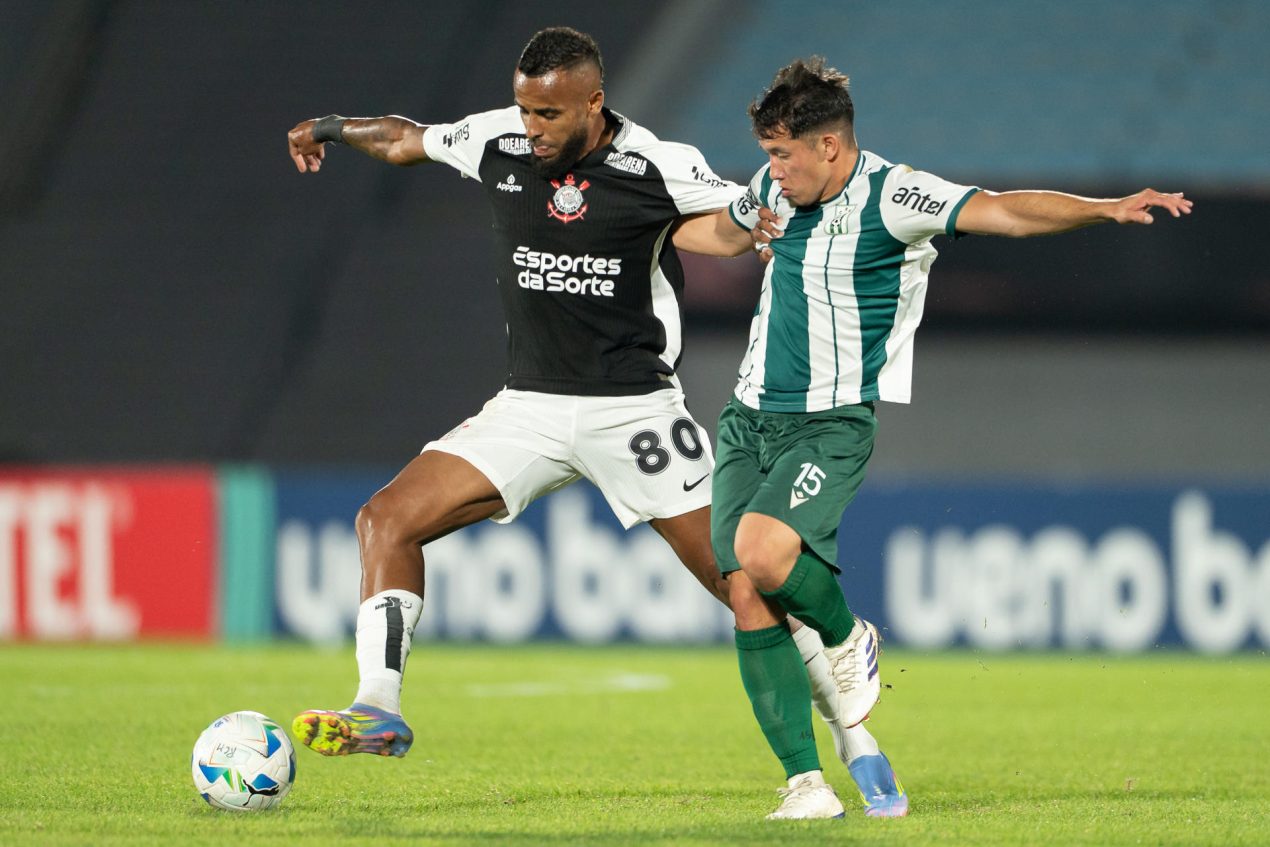 El defensor de Racing Mateo Valentín Cáceres (d) disputa con el centrocampista de Corinthians Alex Santana durante el partido de la quinta jornada de la fase de grupos de la Copa Sudamericana que ganaron los brasileños por 0-1 en el estadio Centenario de Montevideo. EFE/ STR
