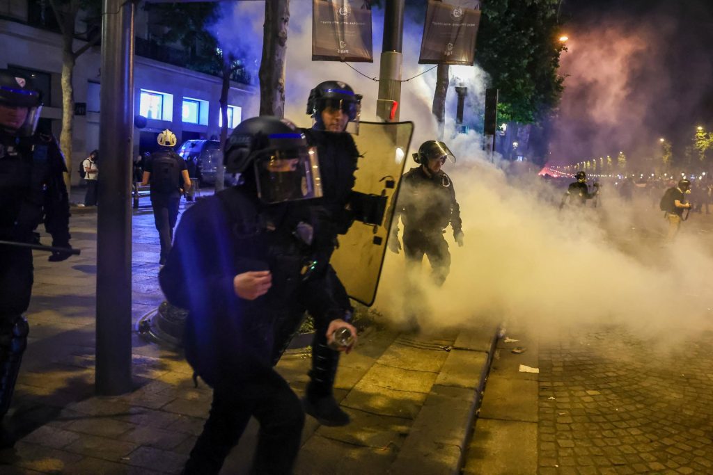 French police in action as clashes erupt with PSG fans celebrating on the Champs-Elysees after their team won the UEFA Champions League final between Paris Saint-Germain and Internazionale Milano, Paris, France, 31 May 2025. (Liga de Campeones, Francia) EFE/EPA/CHRISTOPHE PETIT TESSON
