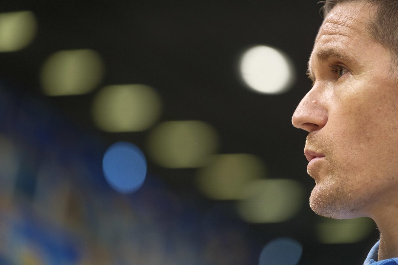 Tras alcanzar la final de Eurocopa, las semifinales de la Copa del Rey y luchar en los cuartos de final de Liga Endesa, el entrenador del Dreamland Gran Canaria, Jaka Lakovic, se declara "muy satisfecho" por la campaña 2024/2025 y recuerda que para ganar trofeos o sellar objetivos tienesque crear las oportunidades, y lo hemos hecho". En la imagen, Jaka Lakovic durante su entrevista con EFE. EFE/Ángel Medina G. 