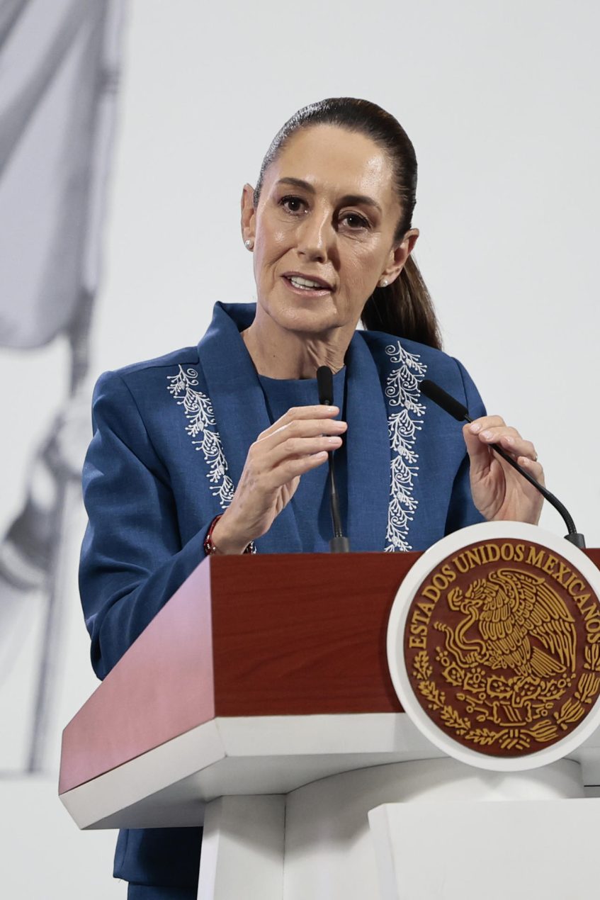La presidenta de México, Claudia Sheinbaum, participa este jueves durante una rueda de prensa en Palacio Nacional de la Ciudad de México (México). EFE/ José Méndez