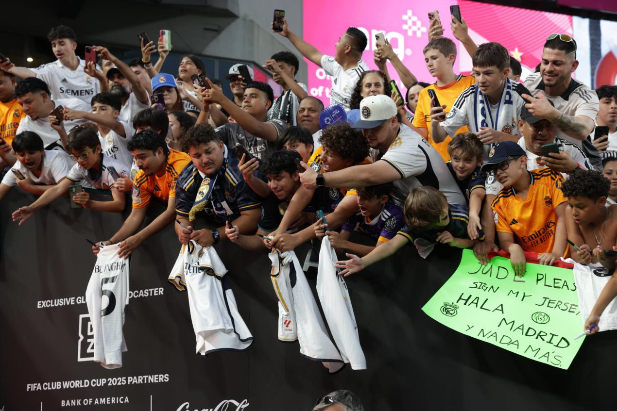 Aficionados del Real Madrid colmaron este jueves las gradas del Lincoln Financial Field, de Filadelfia parea acompañar al equipo blanco en su partido contra Salzburgo en el cierre de la fase de grupos del Mundial de Clubes. EFE/ Andre Coelho