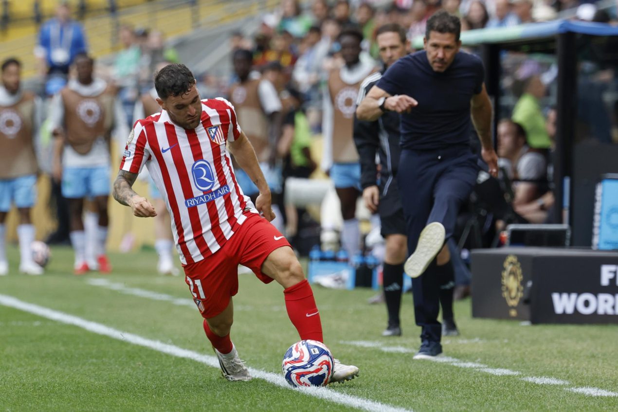 Javi Galán conduce el balón, con Diego Simeone por detrás, en el duelo del pasado jueves contra el Seattle Sounders. EFE/EPA/JOHN G. MABANGLO
