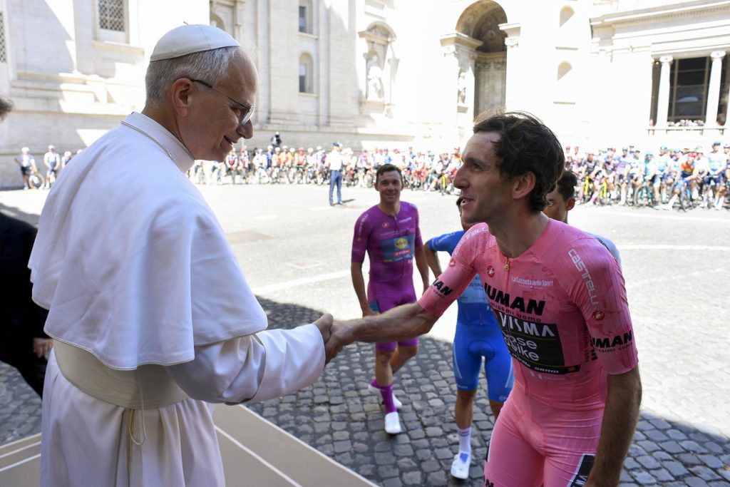 -El papa León XIV saluda al líder del Giro Simon Yates en el Vaticano en Roma, este domingo en el que finaliza el Giro de Italia.-EFE/ Simone Risoluti Dicasterio de la Comunicación del Vaticano
