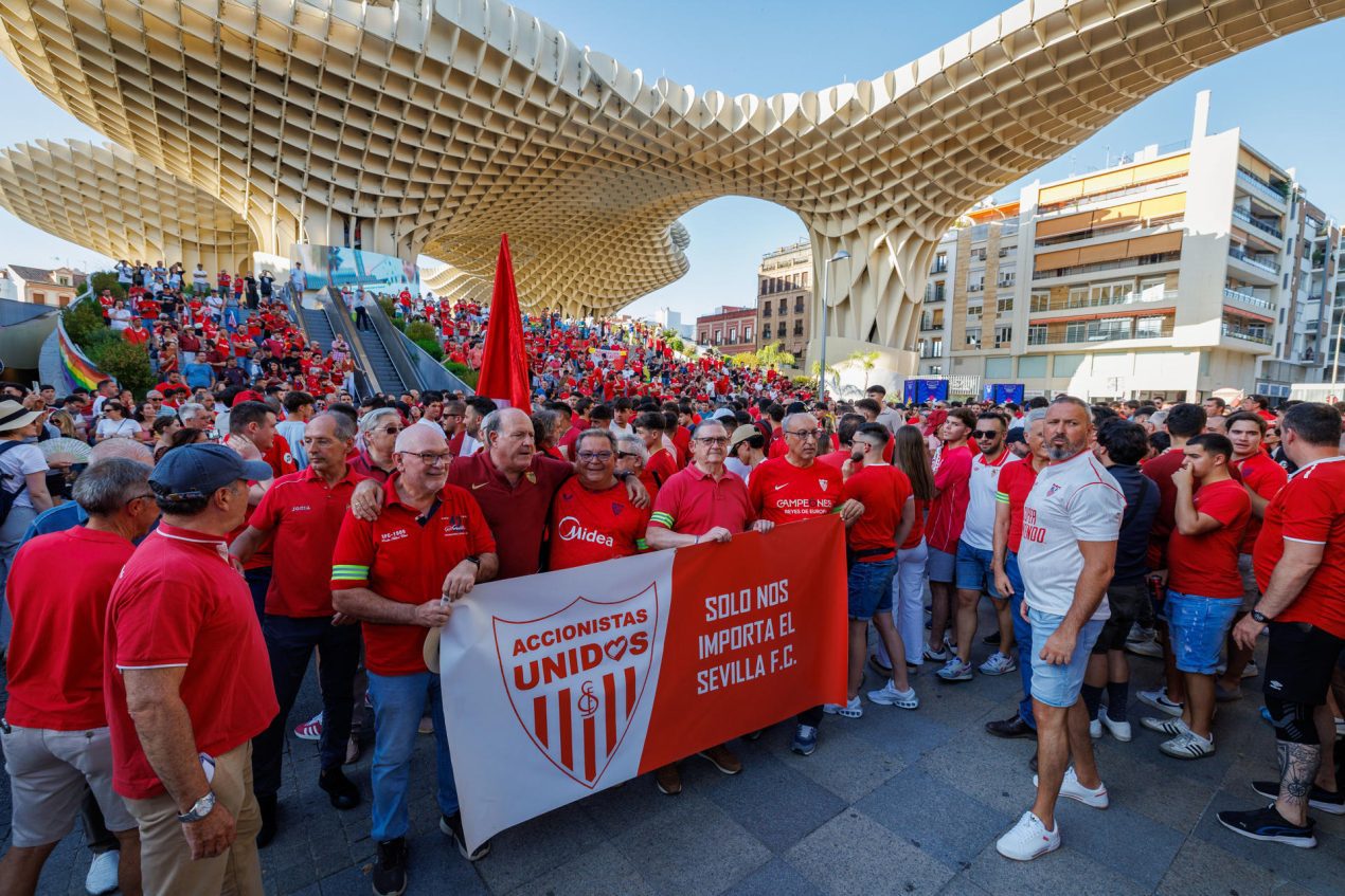 Miles de sevillistas bajo el lema -El Sevilla somos nosotros- se han manifestado este jueves por las calles del centro de la capital andaluza para pedir la dimisión del Consejo de Administración del Sevilla FC y de su presidente, José María del Nido Carrasco. EFE/Julio Muñoz 