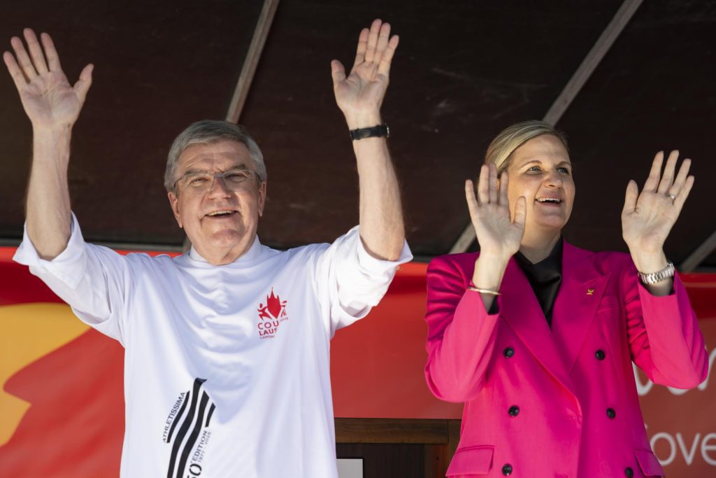 El alemán Thomas Bach (I) y Kirsty Coventry,la décima presidenta del Comité Olímpico Internacional (COI), primera mujer que ostenta el cargo, EFE/ CYRIL ZINGARO