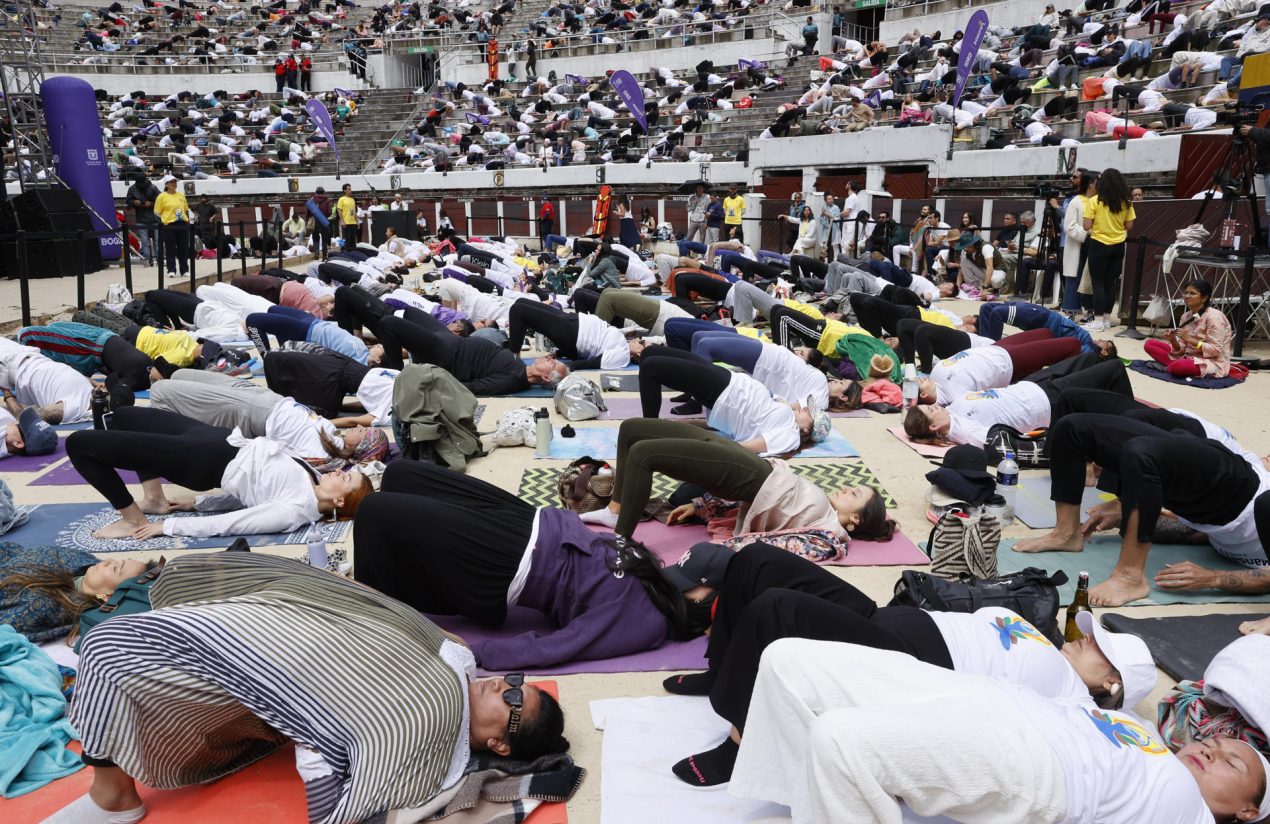Vista general de una masiva sesión de yoga liderada por el gurú indio Gurudev Sri Sri Ravi Shankar, este sábado, 21 de junio, en la Plaza La Santamaría, en Bogotá (Colombia). EFE/Mauricio Dueñas