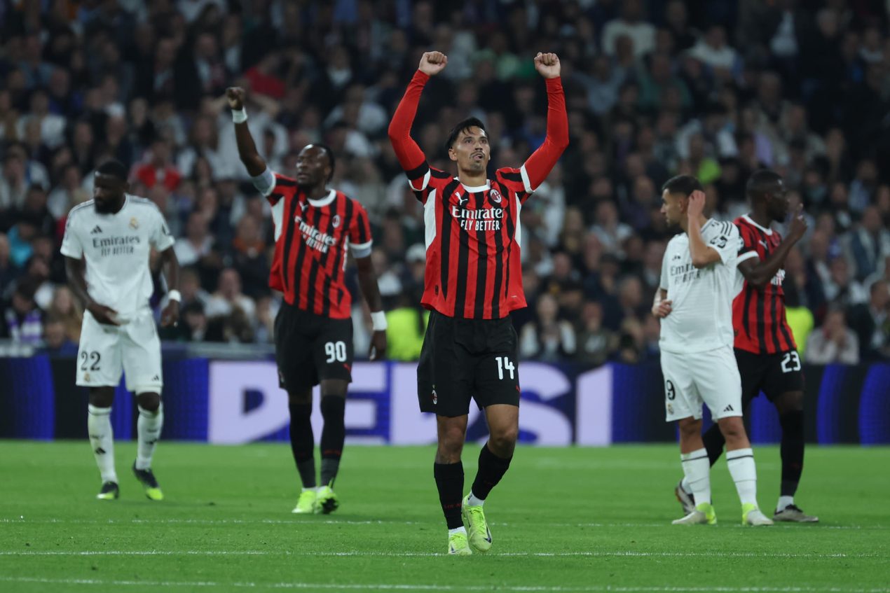 El nuevo centrocampista del Manchester City, procedente del Milan, Tijani Reijnders (c), en una imagen de archivo en la que celebra tras marcar un gol ante el Real Madrid. EFE/Kiko Huesca