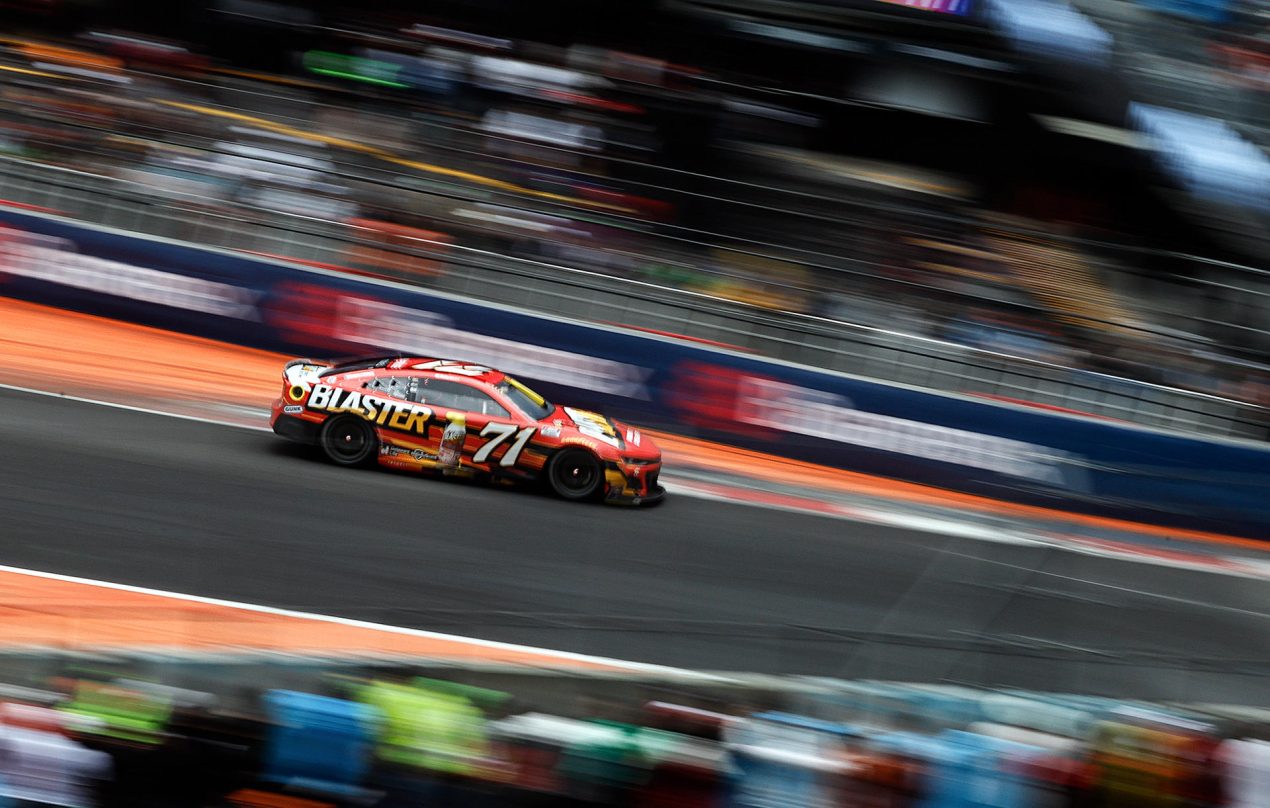 El piloto estadounidense Michael McDowell de la escudería Spire Motorsports, compite durante la carrera final de NASCAR Cup Series. EFE/ Isaac Esquivel