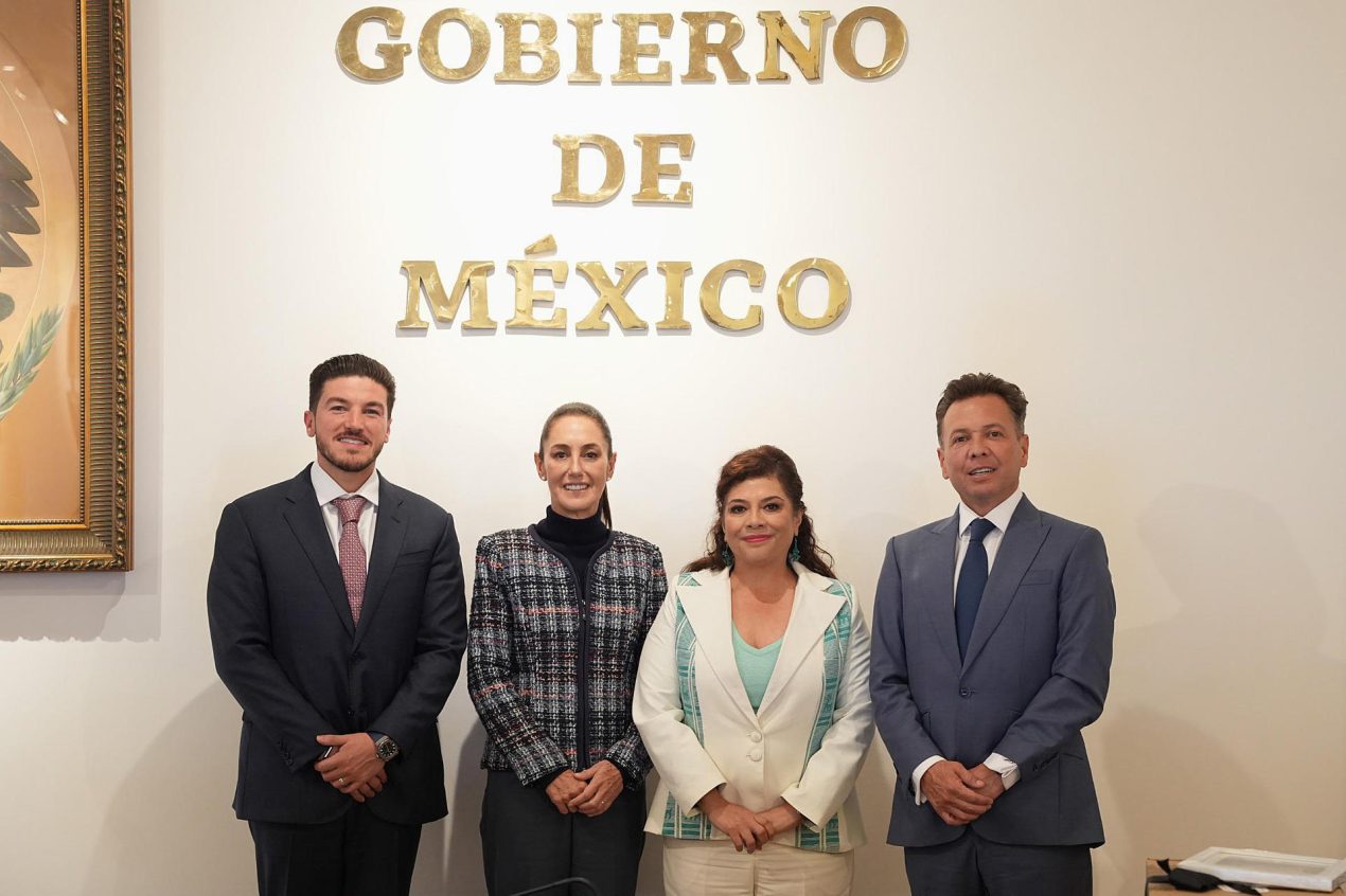 Fotografía cedida por la Presidencia de México de la mandataria mexicana Claudia Sheinbaum (2-i), durante una reunión con los gobernadores de Nuevo León, Samuel García (i) y de Jalisco, Pablo Lemus (d) y con la jefa de Gobierno de la Ciudad de México Clara Brugada este jueves, en Palacio Nacional de Ciudad de México (México). EFE/Presidencia de México/SOLO USO EDITORIAL/NO VENTAS/SOLO DISPONIBLE PARA ILUSTRAR LA NOTICIA QUE ACOMAPAÑA (CRÉDITO OBLIGATORIO)