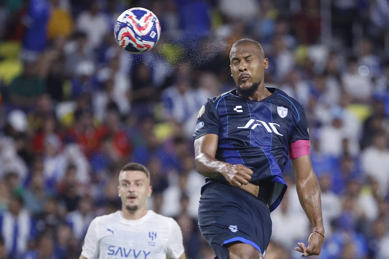 Salomón Rondón, de Pachuca, cabecea un balón durante un partido del Mundial de Clubes entre Al Hilal y Pachuca en el estadio Geodis Park en Nashville (Estados Unidos). EFE/ Juan Ignacio Roncoroni