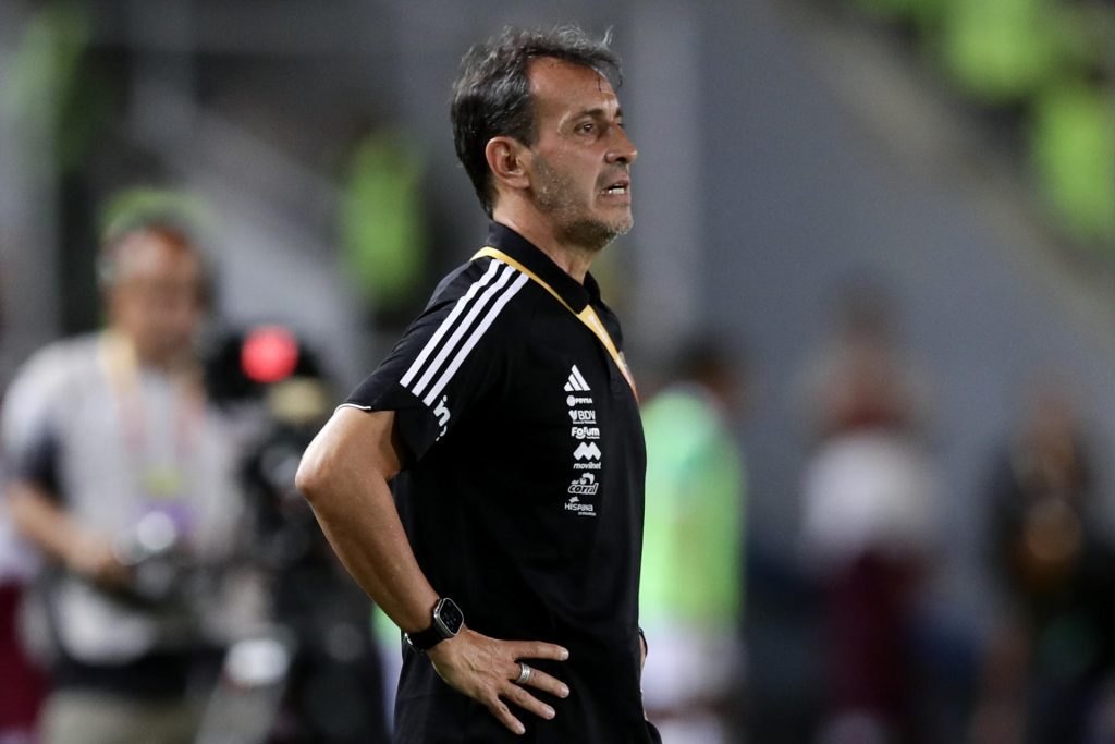 El entrenador de Venezuela, Fernando Batista, dirige en un partido por las eliminatorias sudamericanas para el Mundial 2026 entre las selecciones de Venezuela y Bolivia en el estadio Monumental de Maturin en Maturín (Venezuela). EFE/ Ronald Peña
