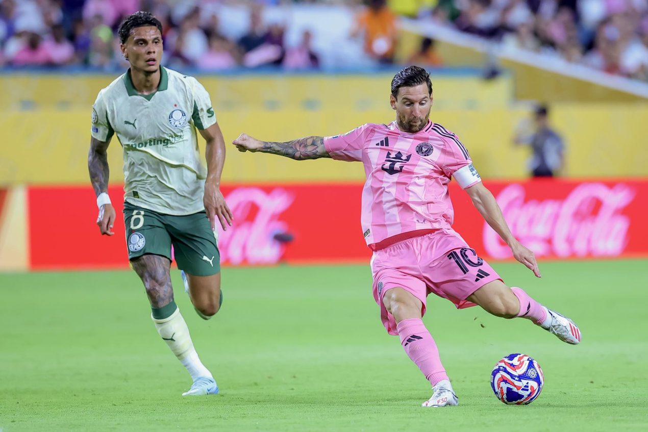 Lionel Messi (d), del Inter Miami, realiza un disparo a puerta contra Richard Rios (i), del Palmeiras, durante el partido de la Copa Mundial de Clubes de la FIFA 2025 en Miami Gardens, Florida (EE. UU.). EFE/CRISTOBAL HERRERA-ULASHKEVICH