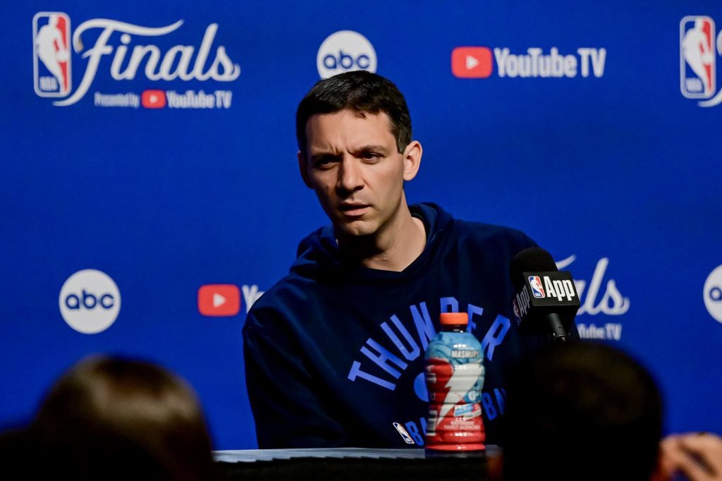 El entrenador de los Oklahoma City Thunder Mark Daigneault habla en una conferencia de prensa.. EFE/Manuela Soldi
