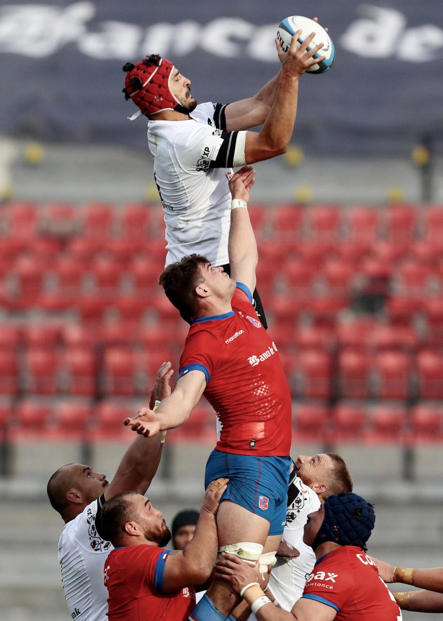 Matthew Tweddle (arriba) de Rumania recibe el ovoide ante Chile. EFE/Osvaldo Villarroel 