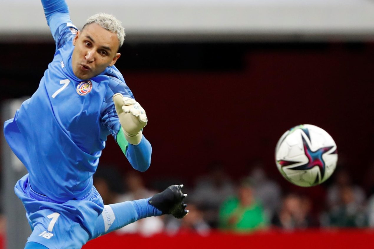 Fotografía de archivo del arquero de Costa Rica Keylor Navas durante en un partido en el estadio Azteca en Ciudad de México (México). EFE/Mario Guzmán