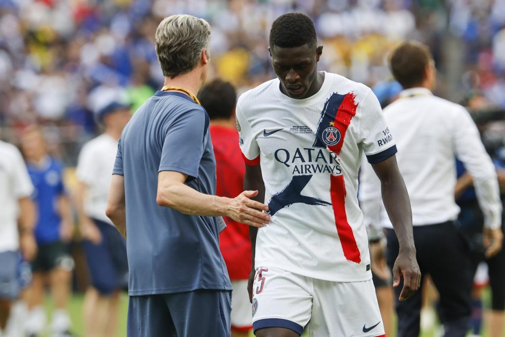 Nuno Mendes (d), del PSG después de la final del Mundial de Clubes de la FIFA 2025 entre Chelsea FC y París Saint-Germain, en East Rutherford, Nueva Jersey, EE.UU. EFE/EPA/CJ GUNTHER