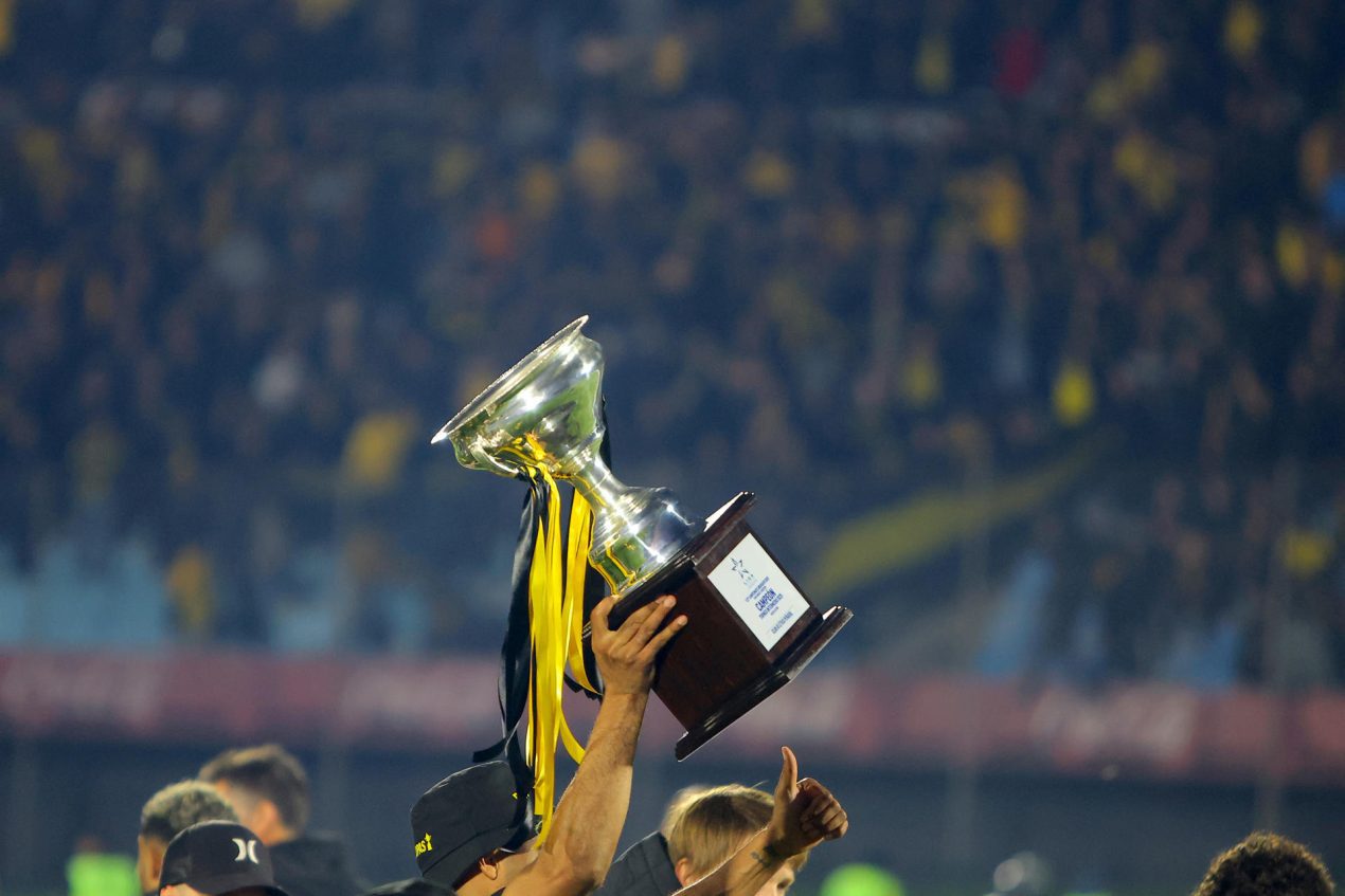 .ugadores de Peñarol celebran este domingo la conquista del Torneo Intermedio uruguayo en el estadio Centenario de Montevideo. EFE/Gaston Britos