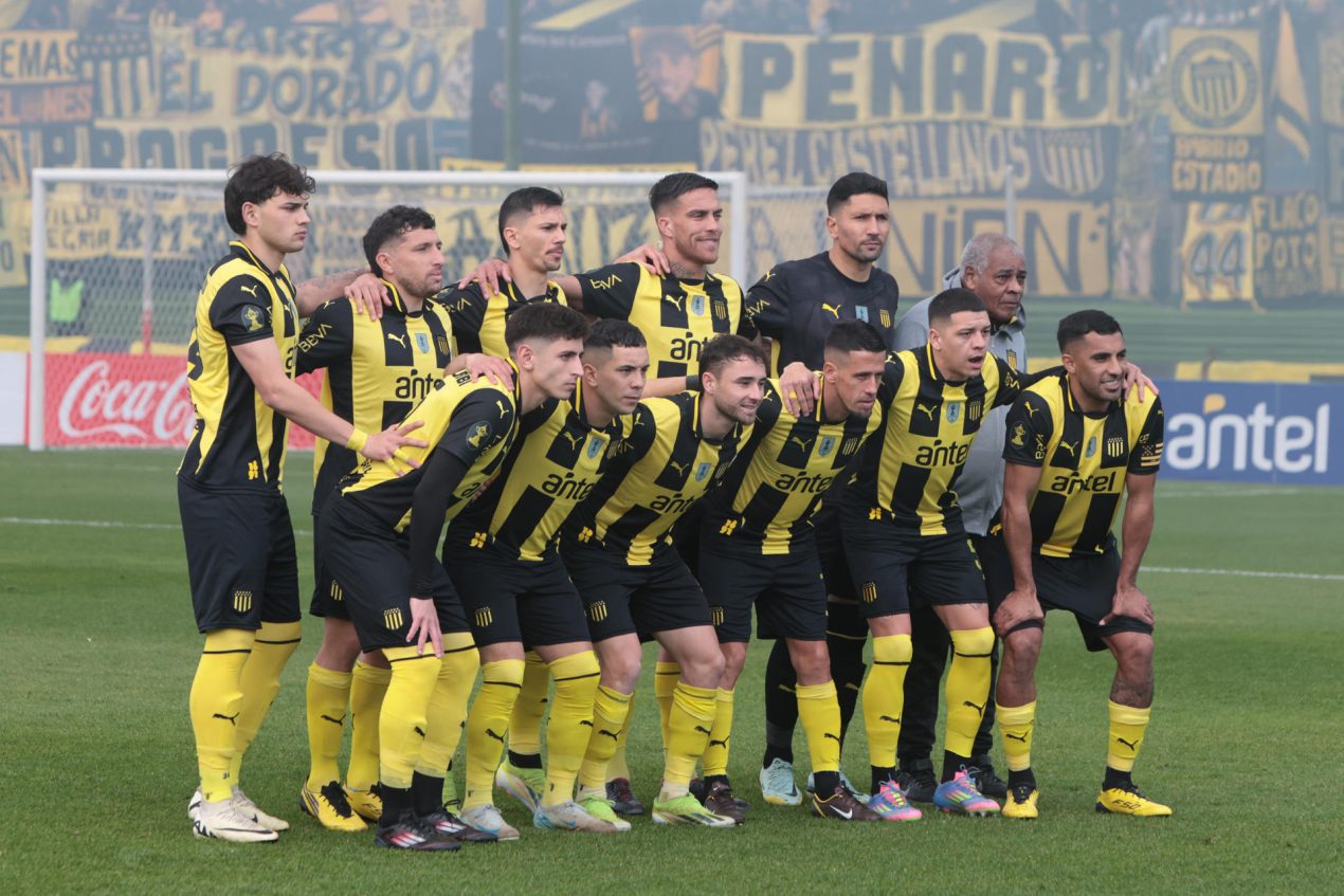 El once titular de Peñarol antes del superclásico contra Nacional en el que ha conquistado este domingo en el estadio Centenario de Montevideo el Torneo Intermedio. EFE/Gaston Britos