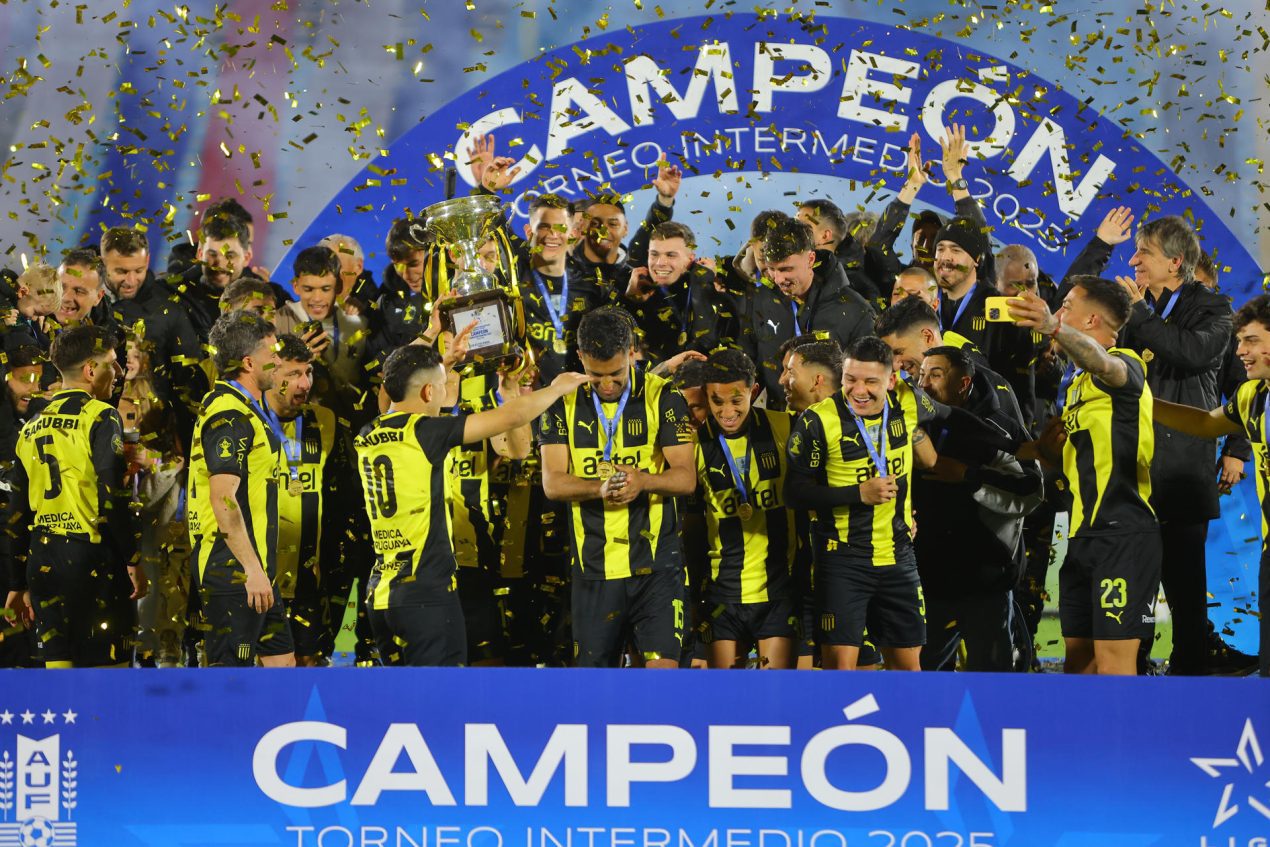 Jugadores de Peñarol celebran este domingo la conquista del Torneo Intermedio uruguayo en el estadio Centenario de Montevideo. EFE/Gaston Britos