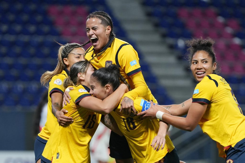 Jugadoras de la selección de Ecuador celebran este martes en Quito la cómoda victoria por 1-3 sobre Perú que deja a la Tri en la cima del Grupo A de la Copa América y la Blanquirroja en el sótano, con dos derrotas. EFE/ Vicente Costales.