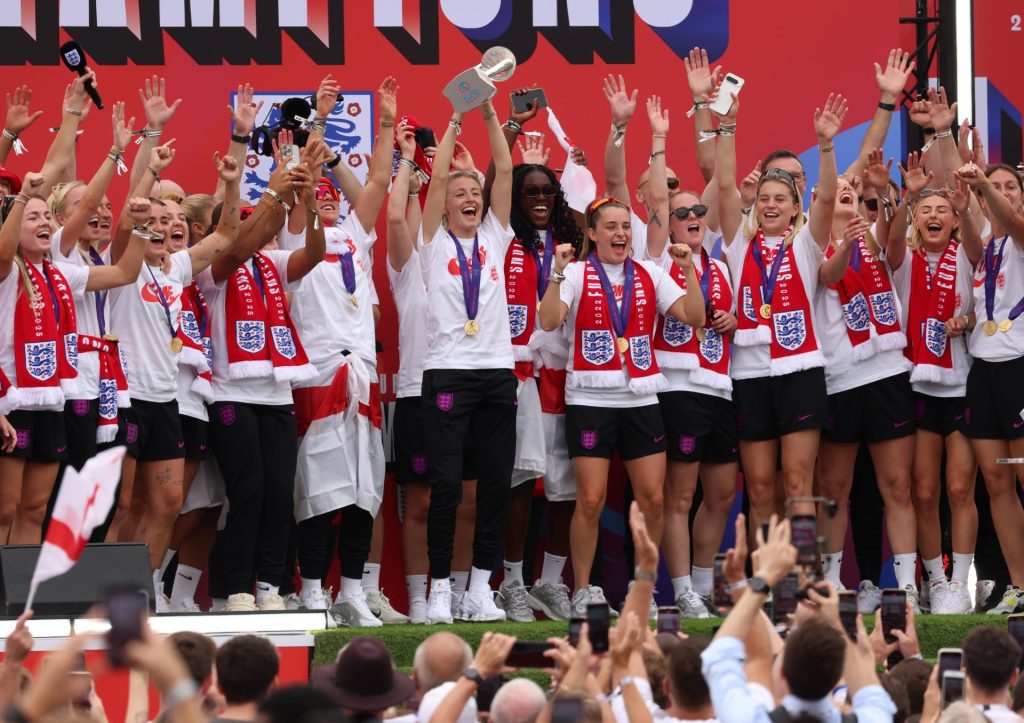 El equipo de fútbol femenino de Inglaterra celebra fuera del Palacio de Buckingham en Londres, Reino Unido. El equipo nacional femenino de fútbol de Inglaterra derrotó a España en la final de la Eurocopa en Suiza. EFE/EPA/ANDY RAIN
