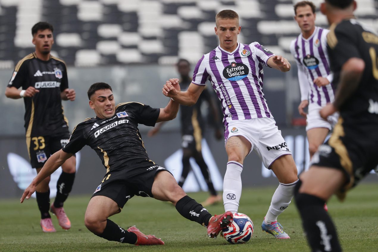 Nicolás Suárez (i), de Colo Colo, disputa el balón con Stipe Biuk, de Valladolid, durante un partido amistoso del Desafío Centenario Copa Jetour entre Colo-Colo y Real Valladolid en el Estadio Monumental, en Santiago (Chile). EFE/Elvis González 