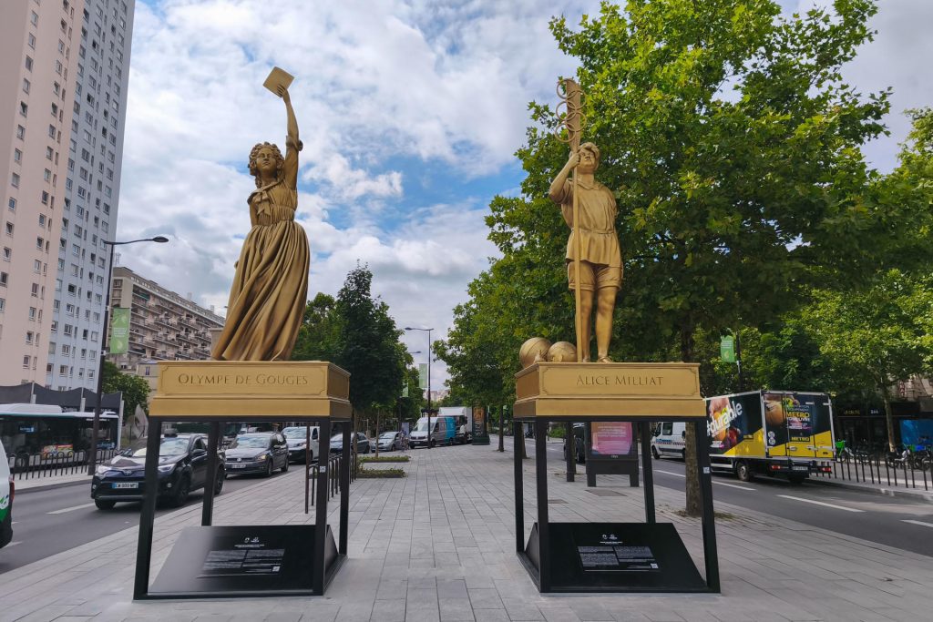 París conmemora el aniversario de los Juegos Olímpicos de 2024 sacando a la calle las estatuas doradas de mujeres ilustres como Simone de Beauvoir, Olympe de Gouges, Simone Veil o Alice Milliat, que fueron protagonistas de la ceremonia inaugural vista por cerca de 5.000 millones de personas en todo el mundo. EFE/ Isabel Rodríguez Ramiro